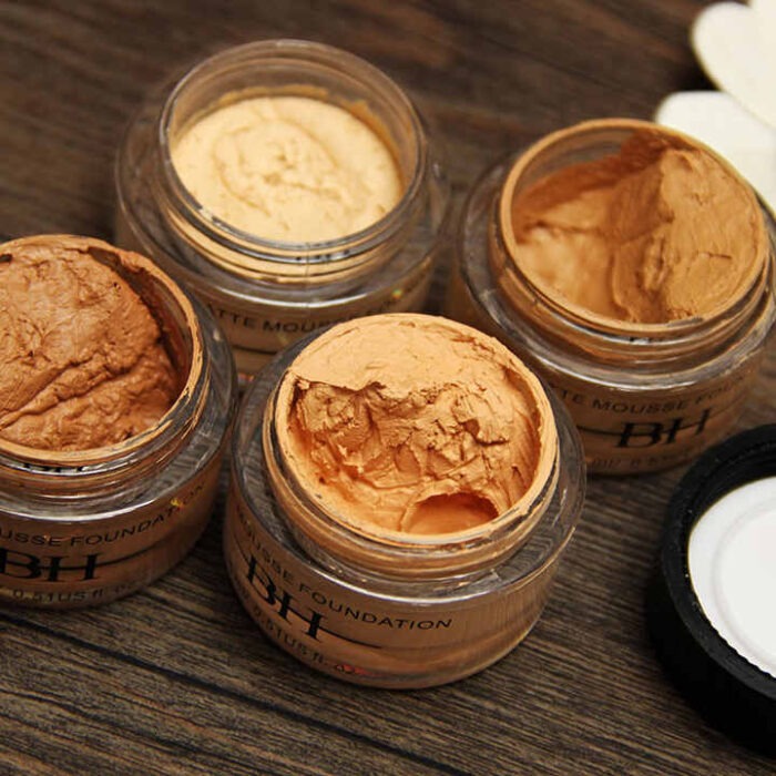 Matte mousse foundation with brightening effect for all skin tones