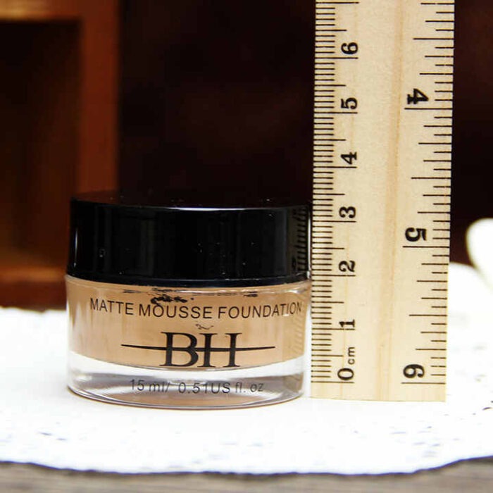 Matte mousse foundation with brightening effect for all skin tones