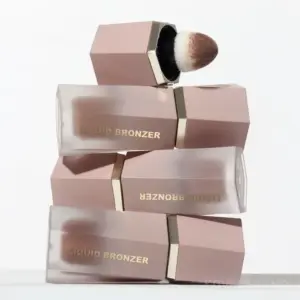 Liquid bronzer with built-in sponge tip – instant warmth, luminous finish