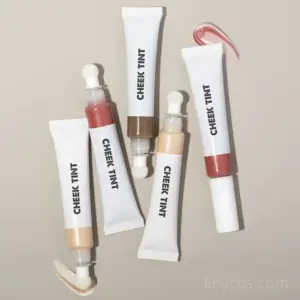 Liquid beauty wand with sponge tip applicator – super pigmented, easily blendable
